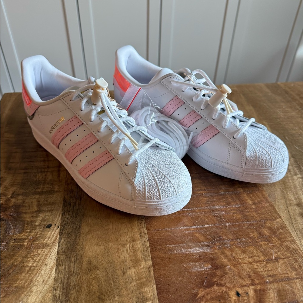 NWT Women’s Adidas Superstar Sneaker